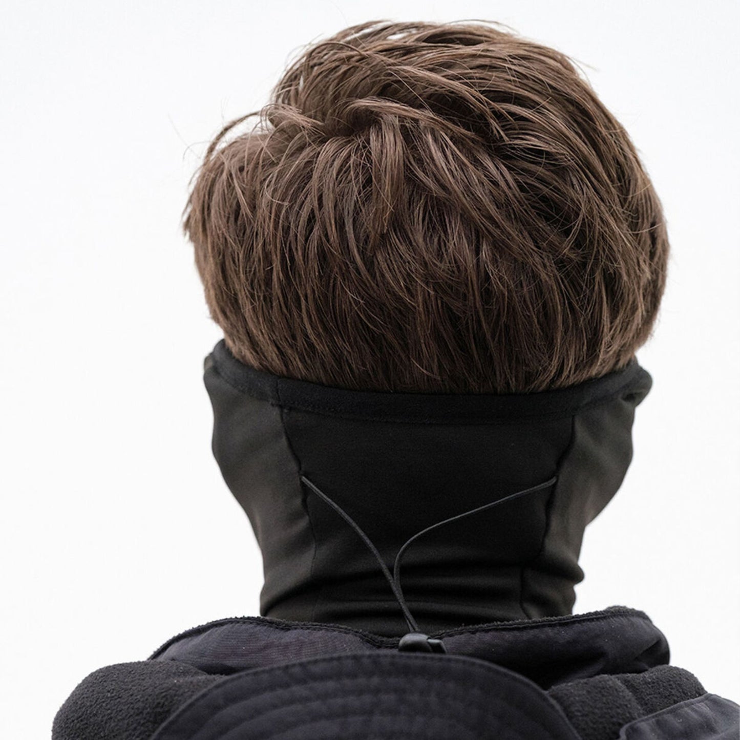Robey snood voor voetballers (achterkant), een nekwarmer die je gezicht beschermt tegen de kou tijdens koude wedstrijddagen op het voetbalveld.