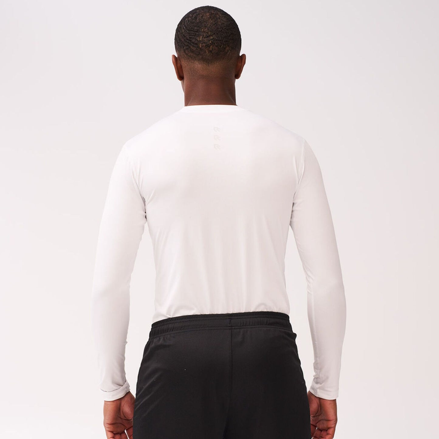 Thermoshirt wit, achterkant, biedt thermische bescherming en bewegingsvrijheid voor voetballers en andere sporters.