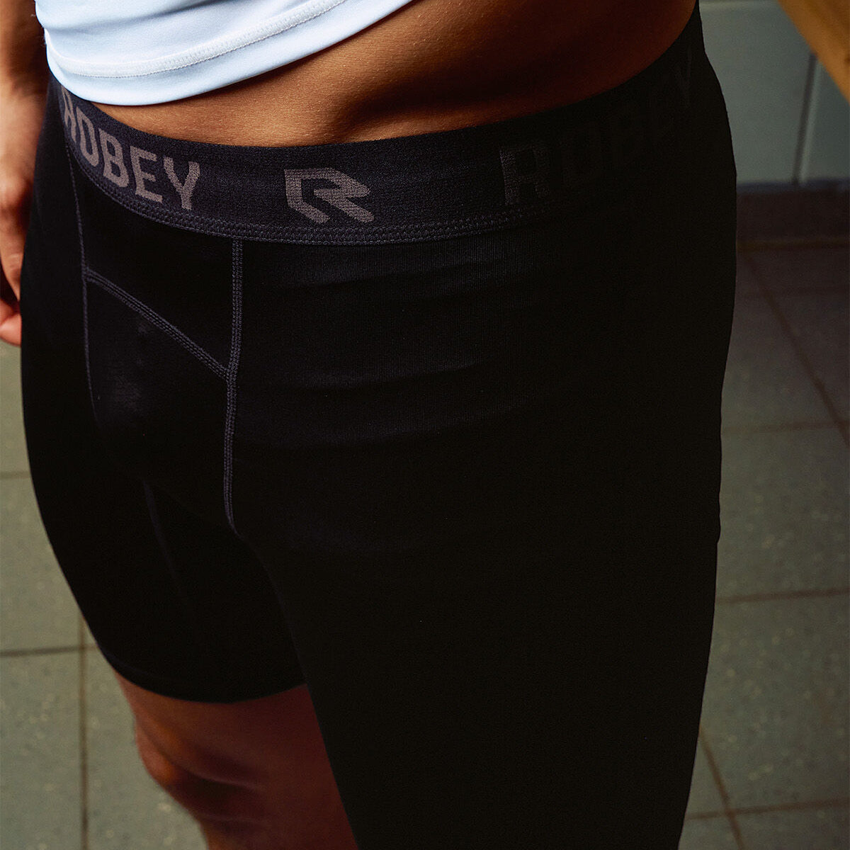 Robey Slidingbroek Baselayer Shorts op model, toont perfecte pasvorm en bescherming tegen kou en schaafwonden tijdens het sporten.